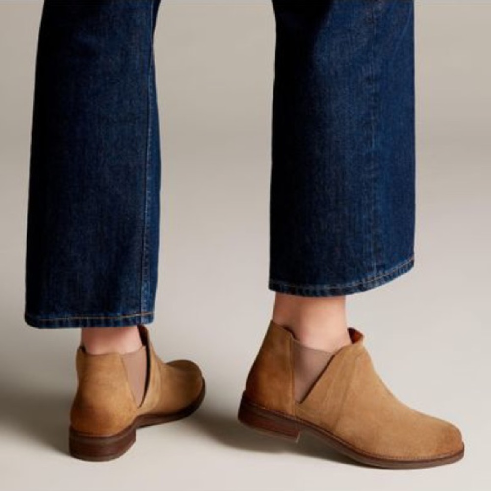 Clarks Sand Suede Demi Beat Chelsea Boot Sz 9.5